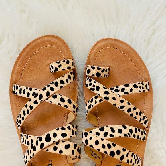 Tan Cheetah Strappy Toe Ring Sandals - Picture 3 of 14
